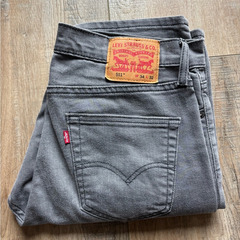 Men’s Levi Jeans. Grey. Size 34. Length 32. No distress